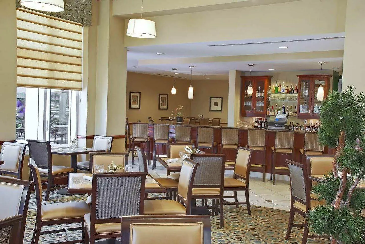 Hilton Garden Airport West 3*