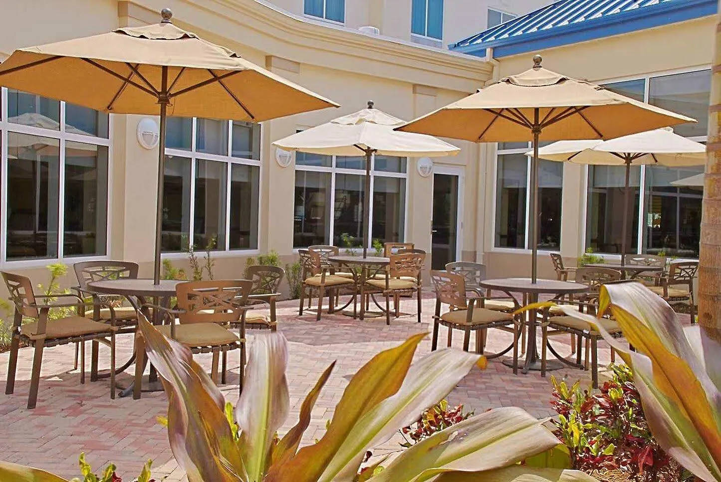 Hilton Garden Airport West 3*