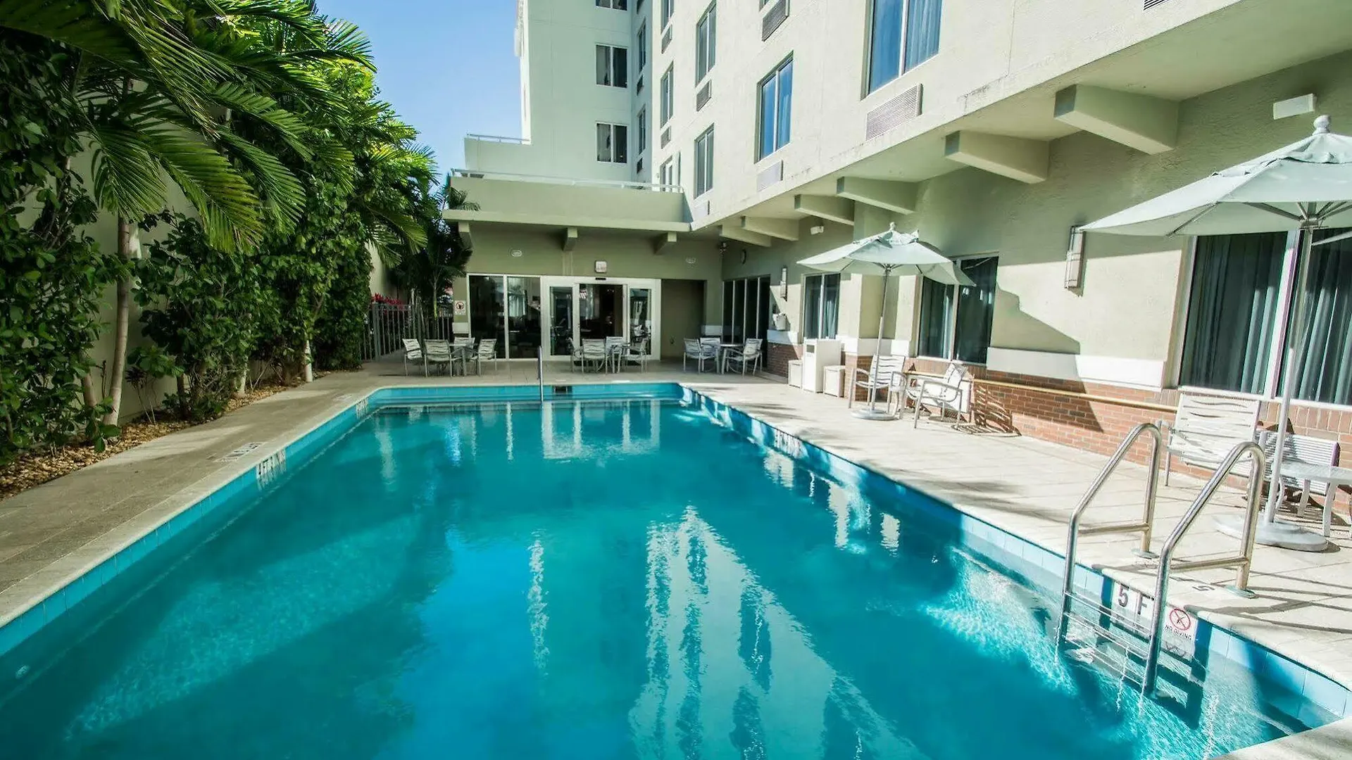 Comfort Miami Airport North Hotel 3*
