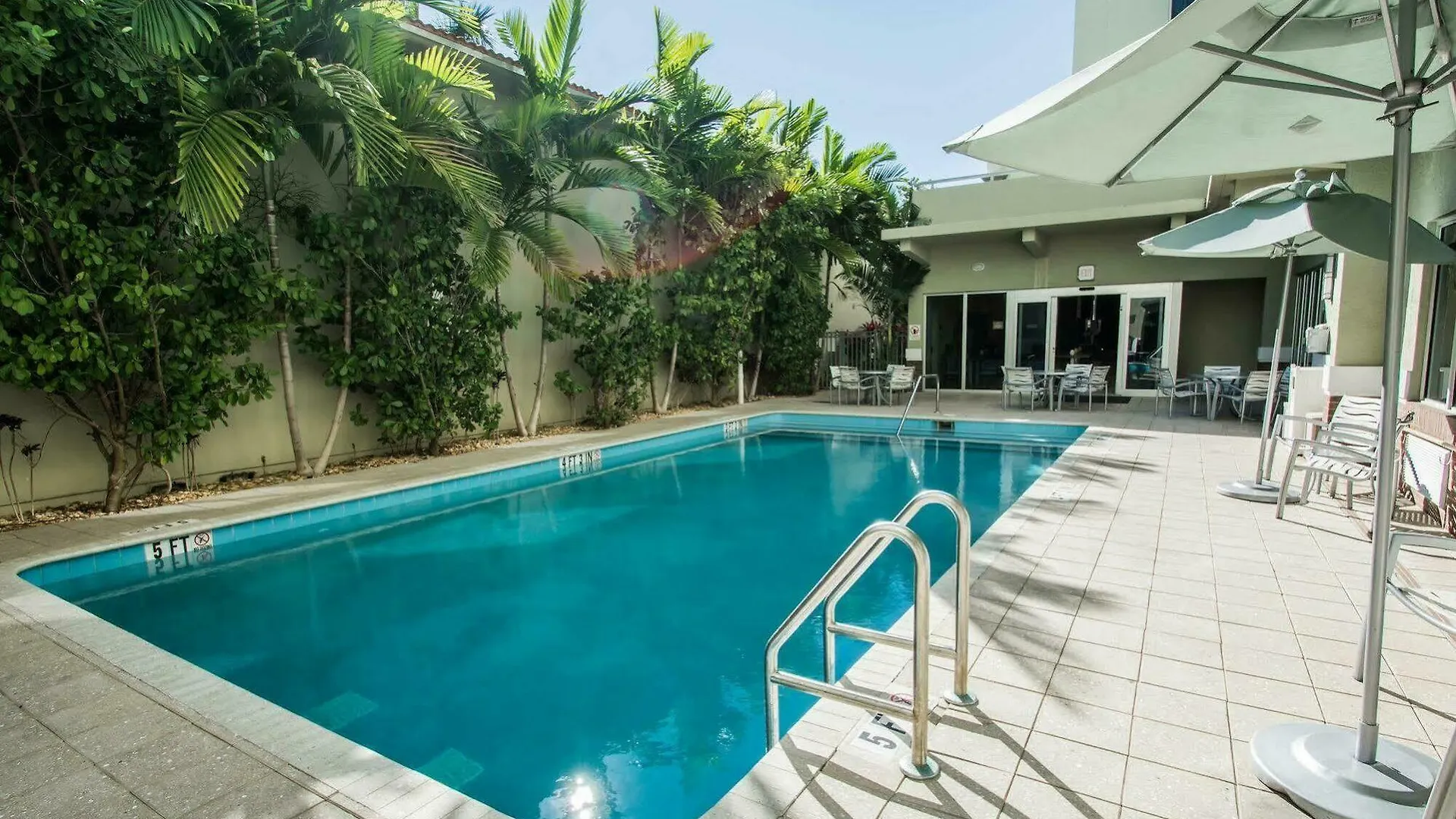 Comfort Miami Airport North Hotel 3*