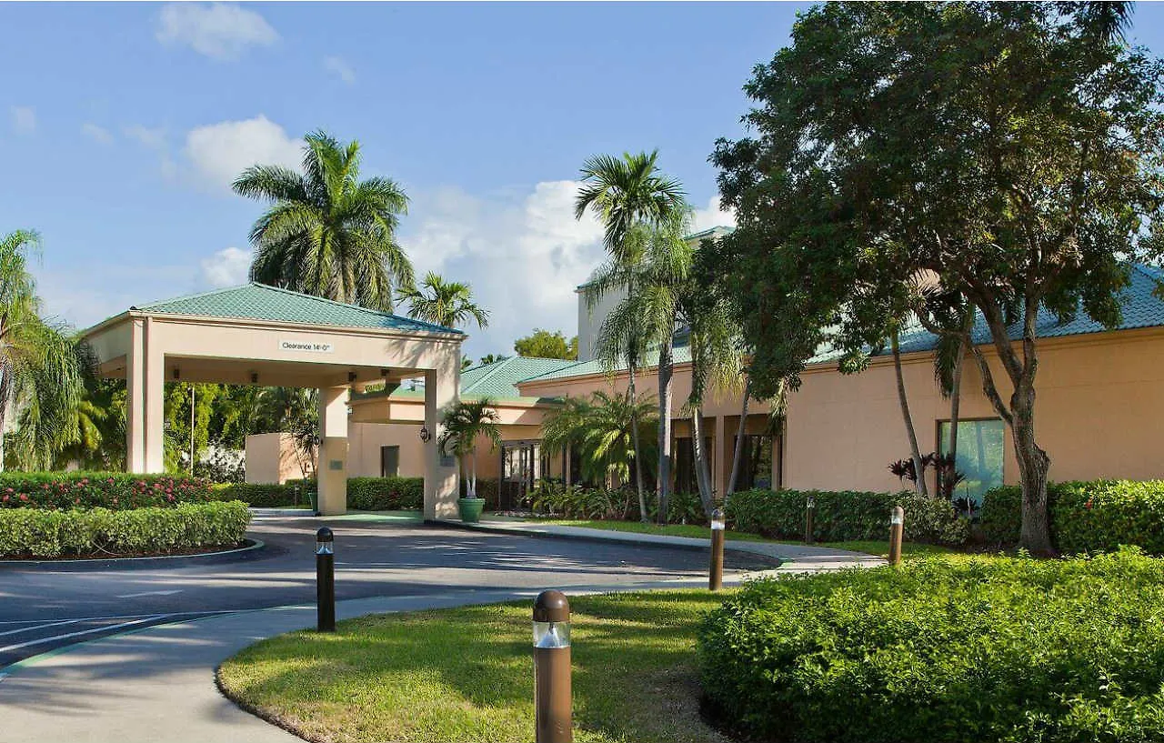 Courtyard Airport West Doral Hotel 3*