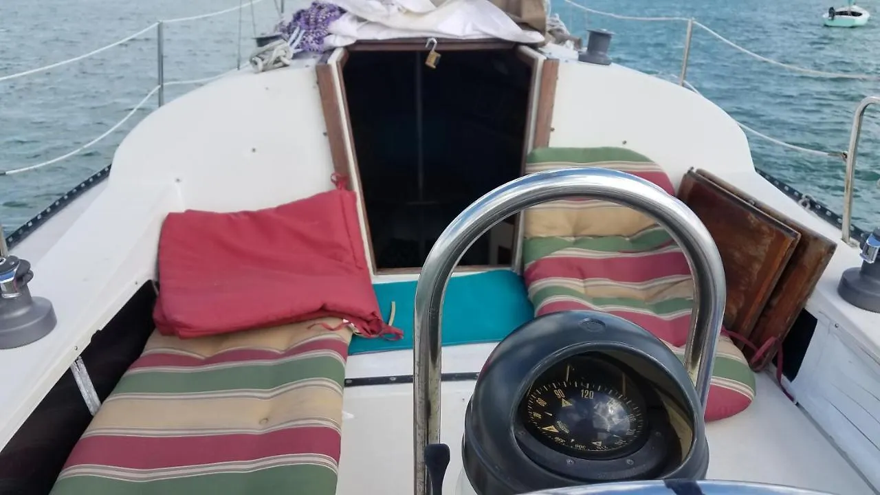 Classic Sailboat 30' Ботель