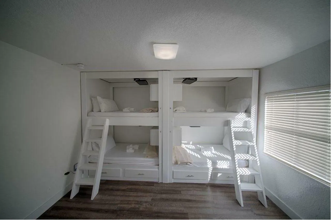 Treehouse Aparthotel 3*