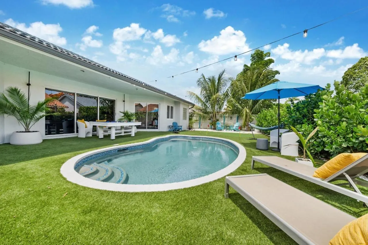 Breezy Oasis With Pooltable, Heated Pool, Golf & Gazeebo L29 *