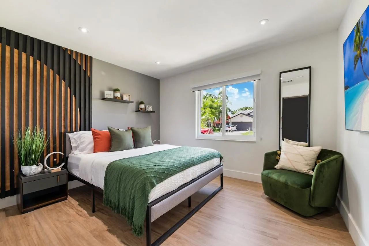 Breezy Oasis With Pooltable, Heated Pool, Golf & Gazeebo L29 *
