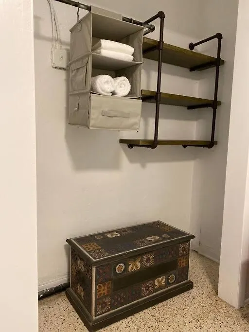 Stayover In 2br - 1bth - Free Parking 公寓 *