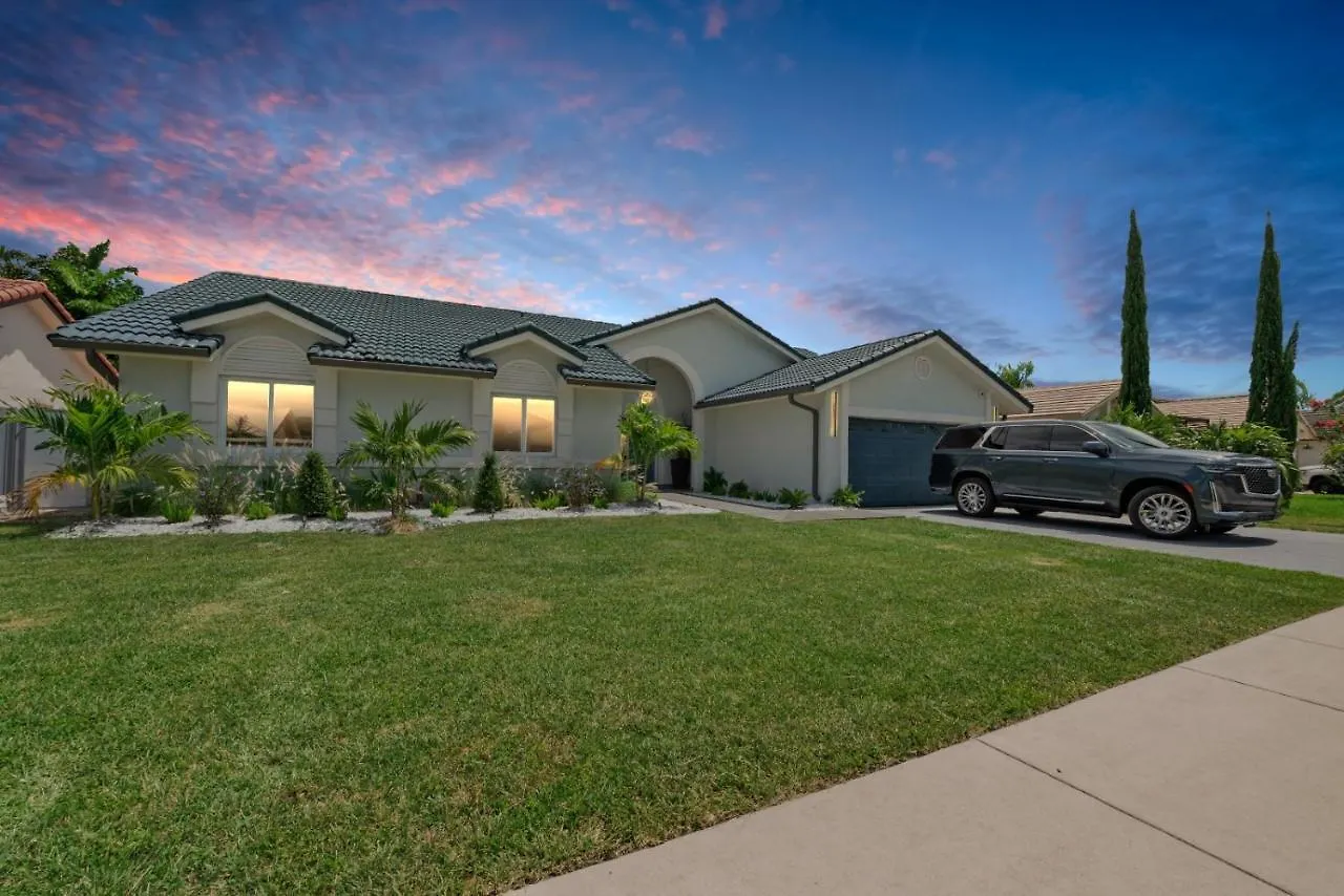 Breezy Oasis With Pooltable, Heated Pool, Golf & Gazeebo L29 Holiday home *
