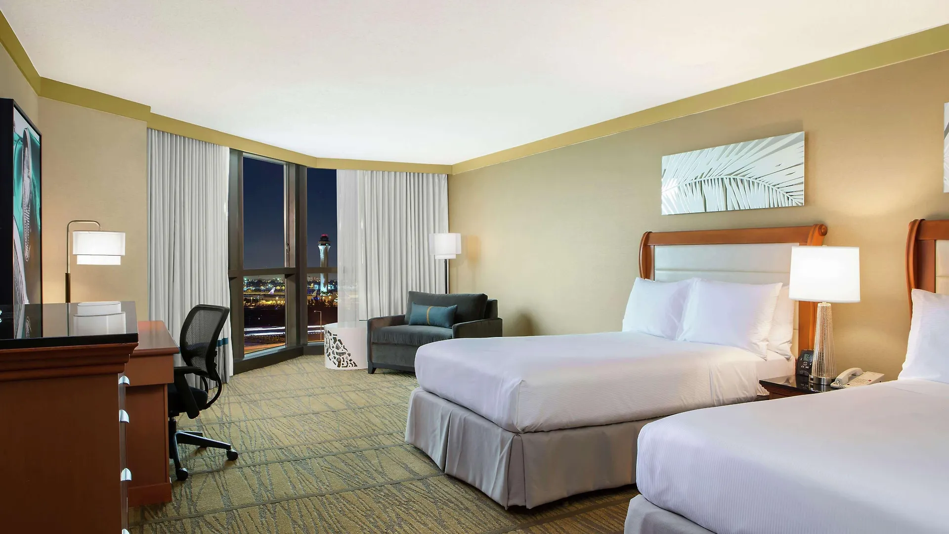 Doubletree By Hilton Airport & Convention Center Hotel 4*