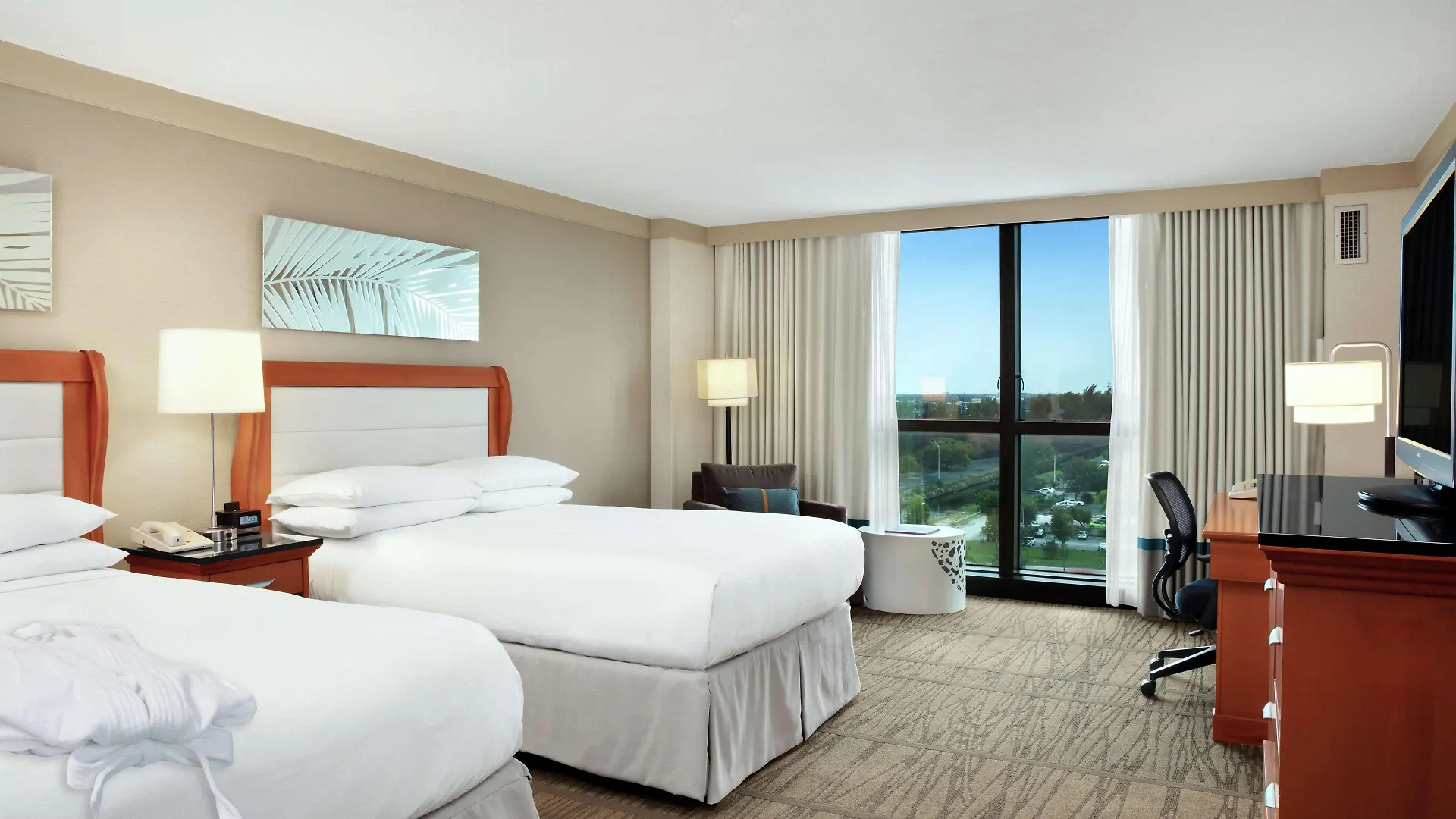 Doubletree By Hilton Airport & Convention Center Hotel