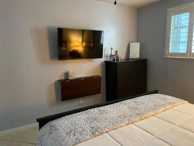Modern 2/1 Near Midtown And Beaches 迈阿密