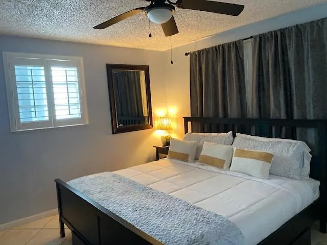 Modern 2/1 Near Midtown And Beaches 公寓