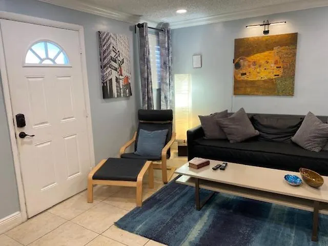 Modern 2/1 Near Midtown And Beaches 公寓