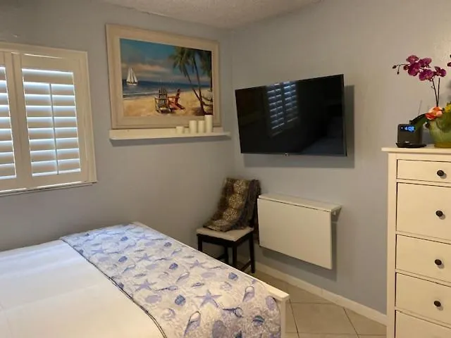 Modern 2/1 Near Midtown And Beaches 迈阿密