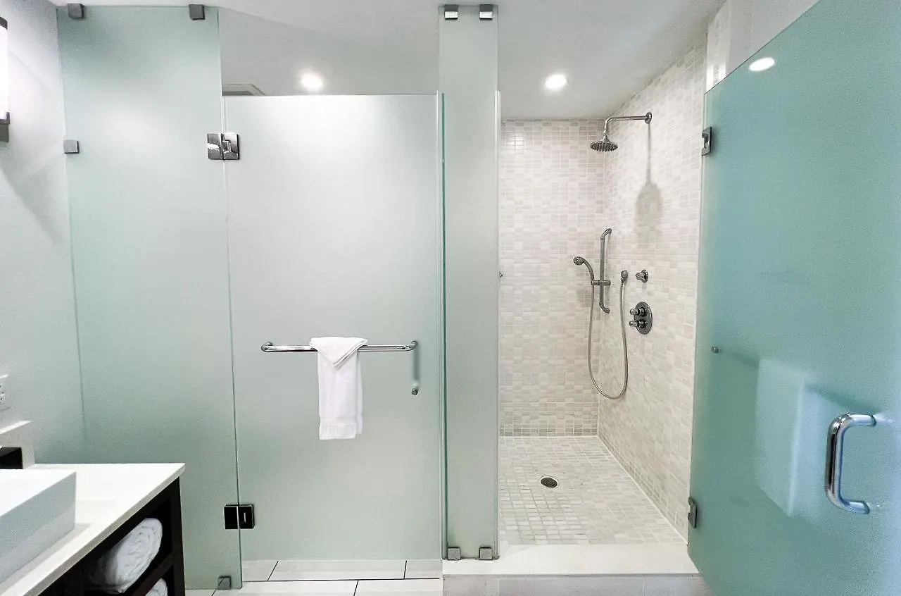 Modern Private Studio - King Bed, Jacuzzi, Balcony And Pool מלון דירות מיאמי