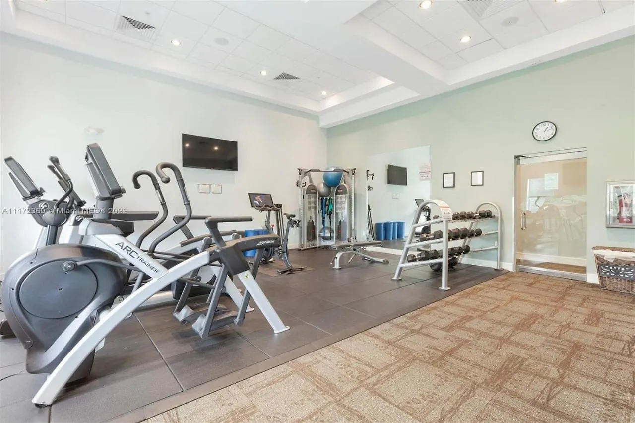 Modern Private Studio - King Bed, Jacuzzi, Balcony And Pool מלון דירות *