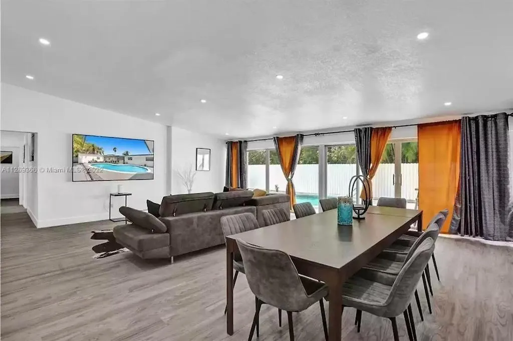 Luxury Pool // 5bd 4ba *