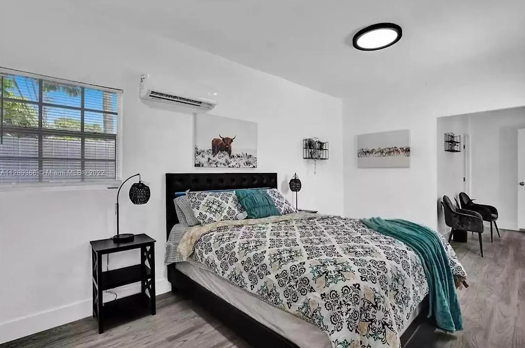 Luxury Pool // 5bd 4ba *