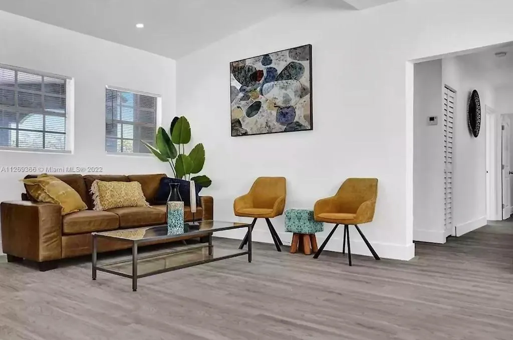 Luxury Pool // 5bd 4ba *