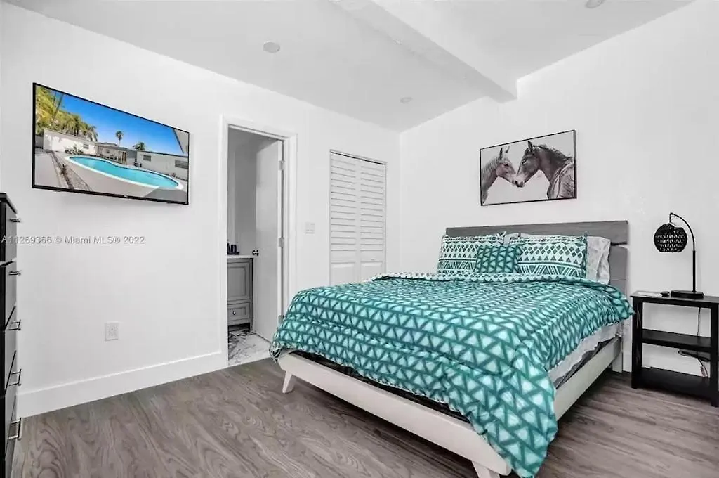Luxury Pool // 5bd 4ba *
