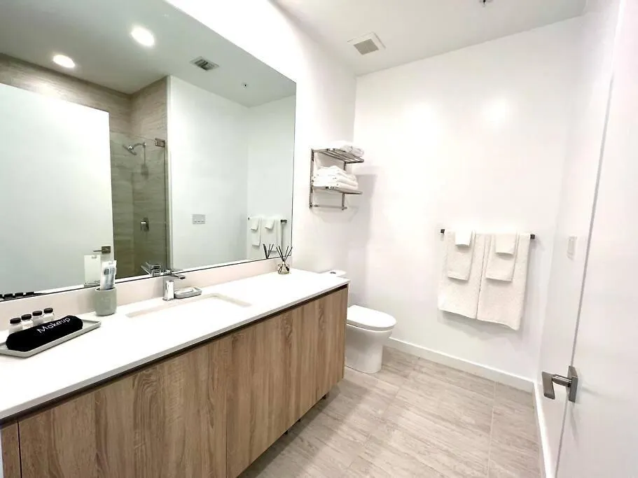 Sleek 2bd 2ba In Design District