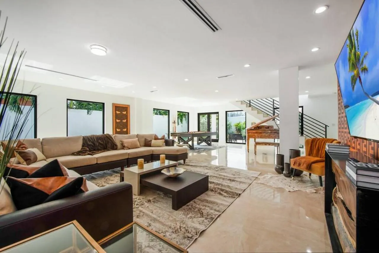 Villa Fendi Mansion With Pool Piano And Pool Table