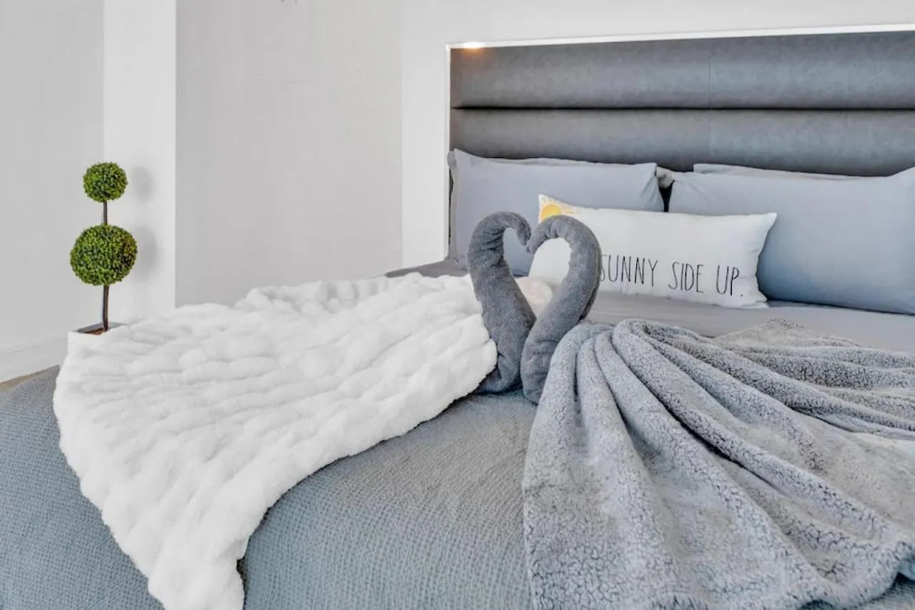 Amazing Loft Style 1 Bed With Water And City Views