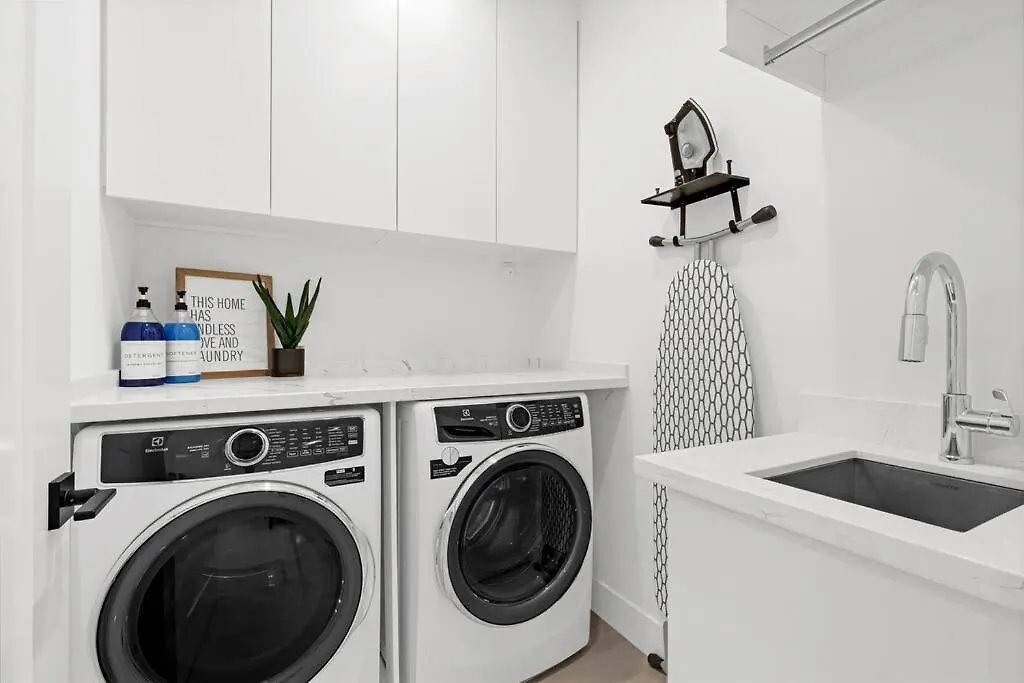 Modern W/ Amenities & Salt Water Pool Villa Miami