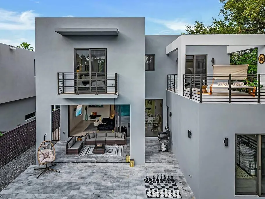 Modern W/ Amenities & Salt Water Pool Miami