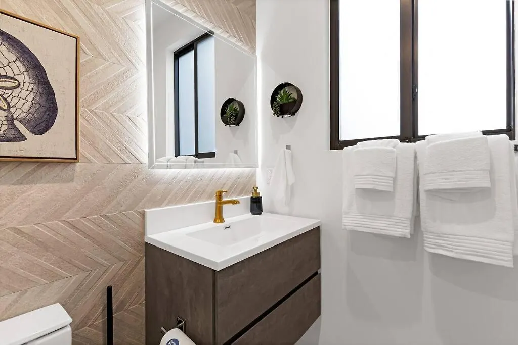 Villa Modern W/ Amenities & Salt Water Pool