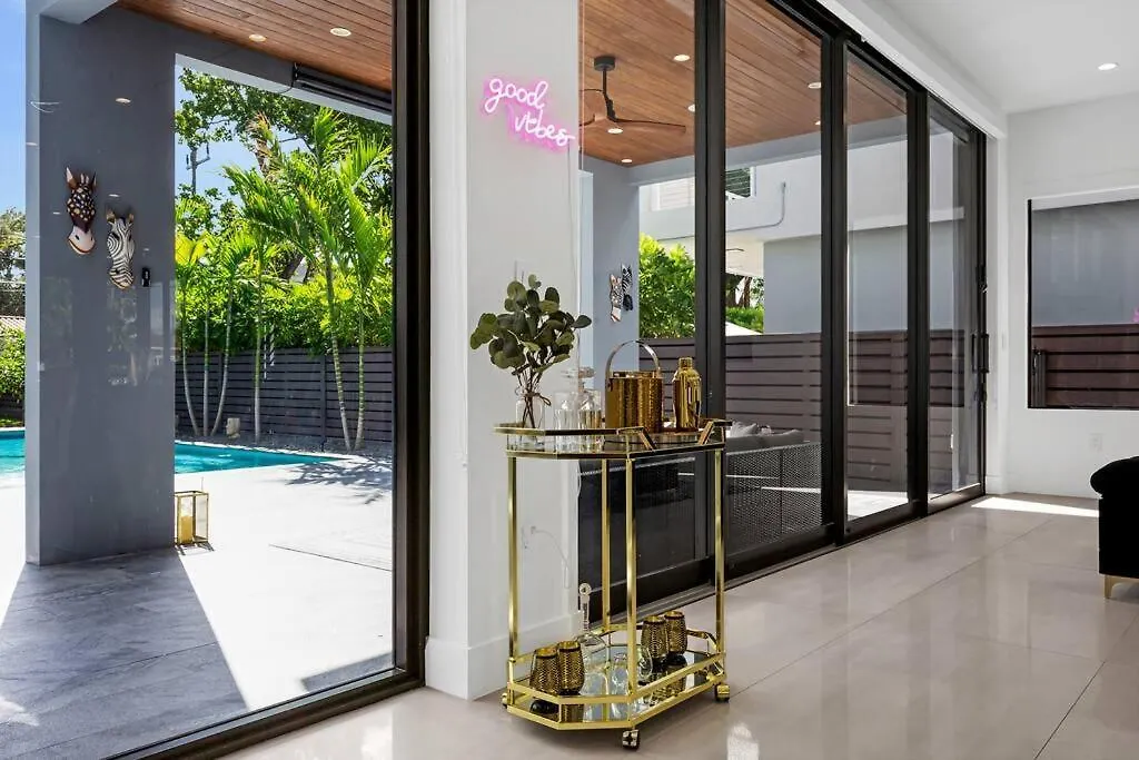 Modern W/ Amenities & Salt Water Pool Villa Miami