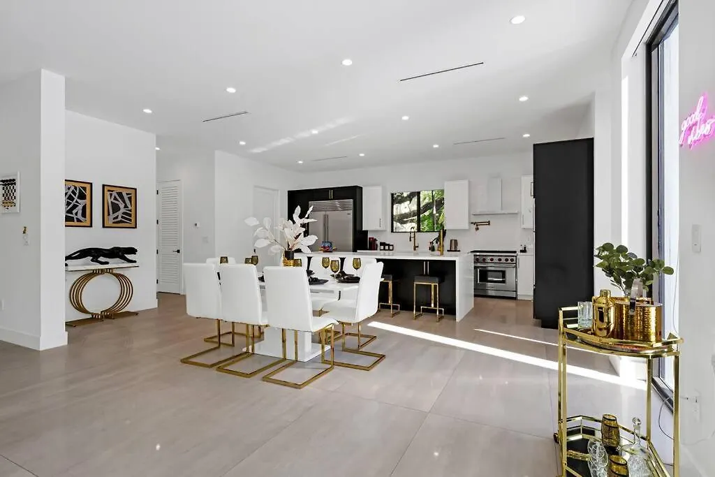 Modern W/ Amenities & Salt Water Pool Villa *
