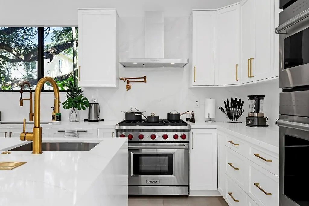 Modern W/ Amenities & Salt Water Pool Villa