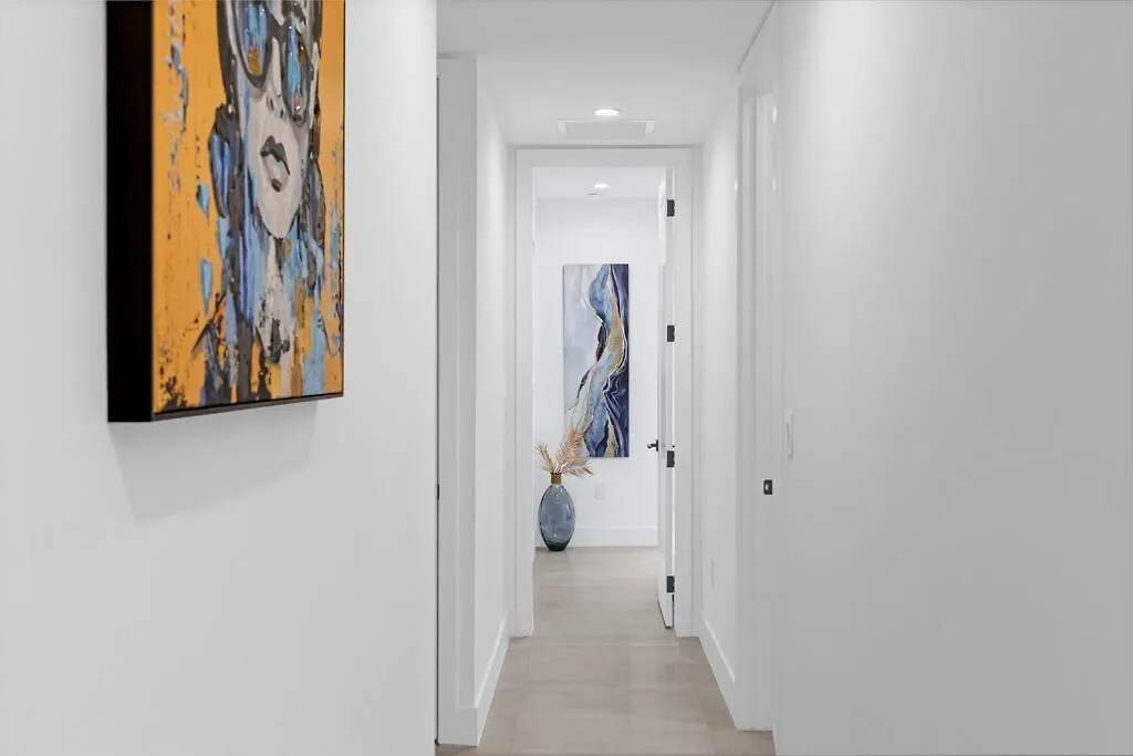 Villa Modern W/ Amenities & Salt Water Pool *