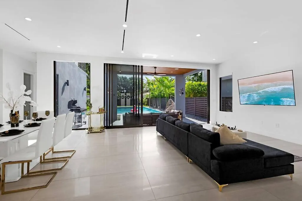 Villa Modern W/ Amenities & Salt Water Pool *