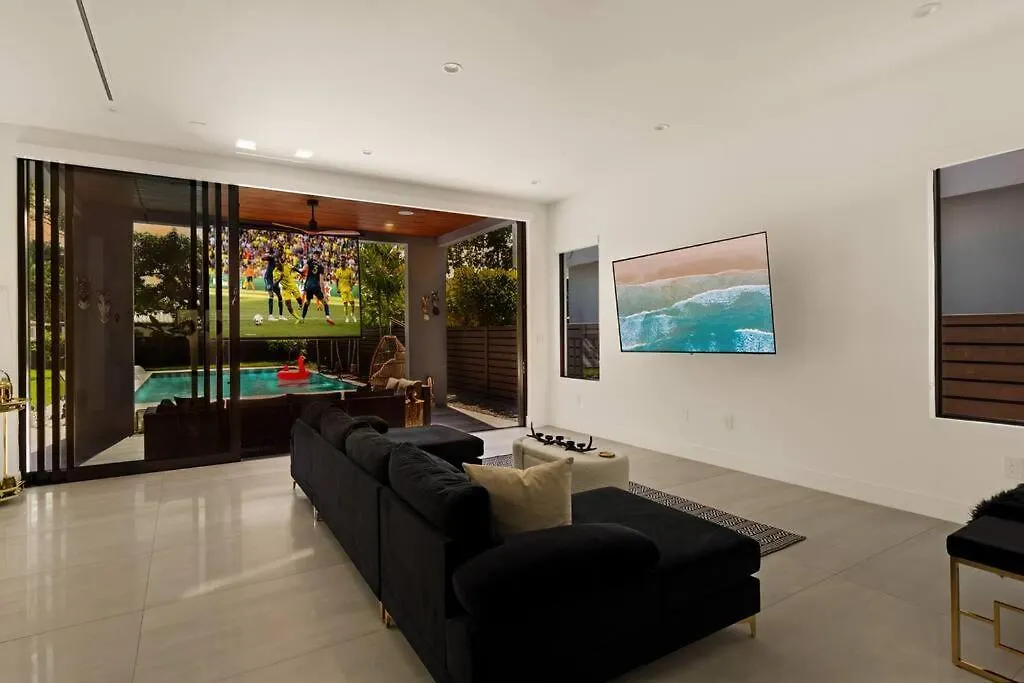 Modern W/ Amenities & Salt Water Pool * Miami