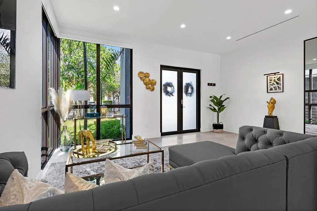 Villa Modern W/ Amenities & Salt Water Pool *