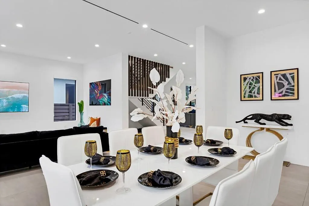 Villa Modern W/ Amenities & Salt Water Pool *