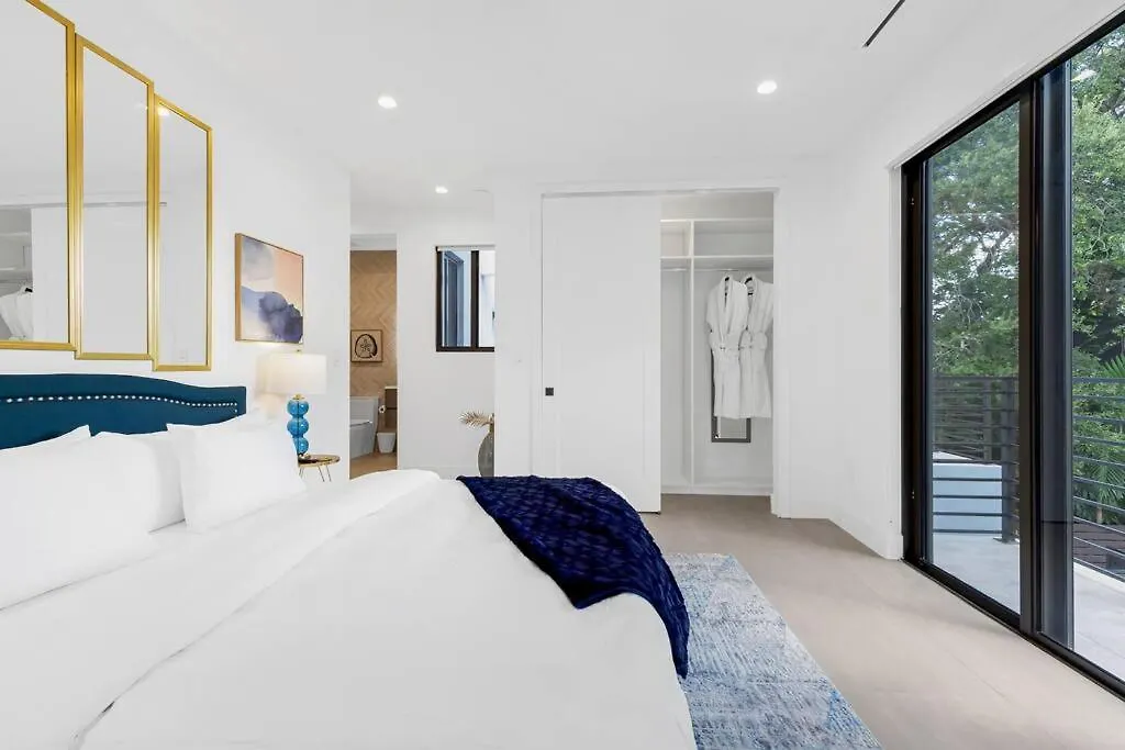 Villa Modern W/ Amenities & Salt Water Pool