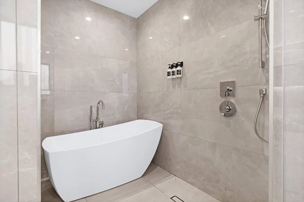 Modern W/ Amenities & Salt Water Pool Villa *