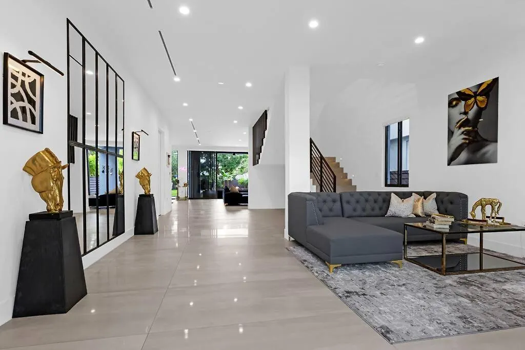 Modern W/ Amenities & Salt Water Pool Villa