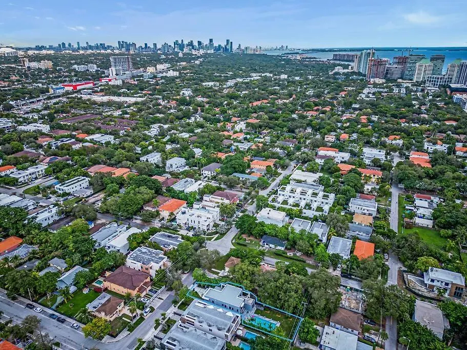 Modern W/ Amenities & Salt Water Pool Miami