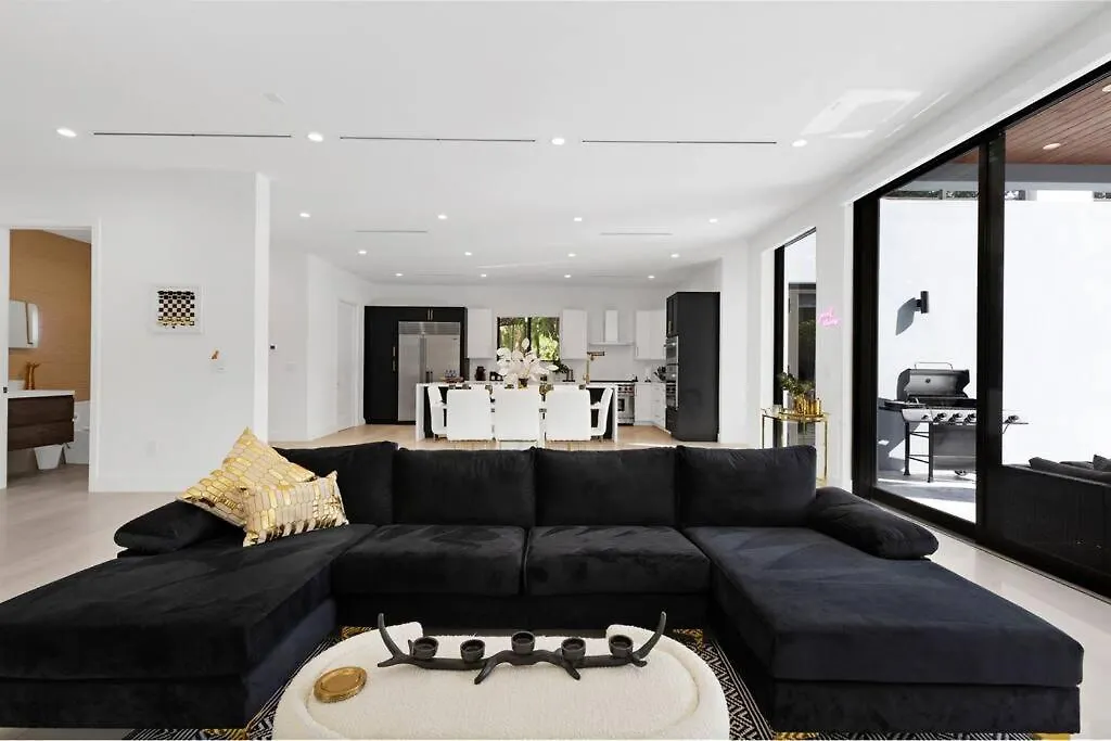 Villa Modern W/ Amenities & Salt Water Pool
