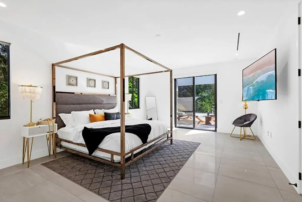 Villa Modern W/ Amenities & Salt Water Pool