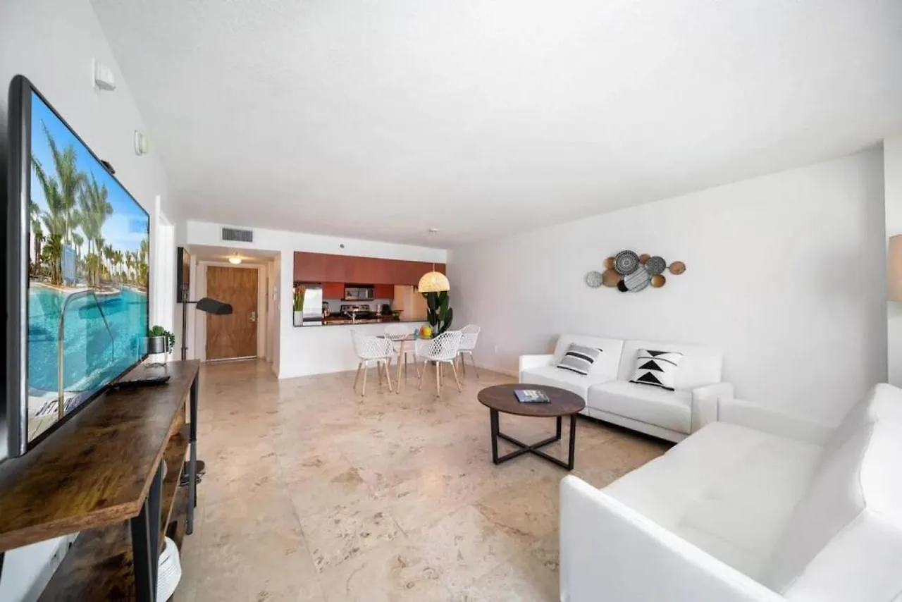 Holiday home Penthouse W Private Balcony King Bed Parking *