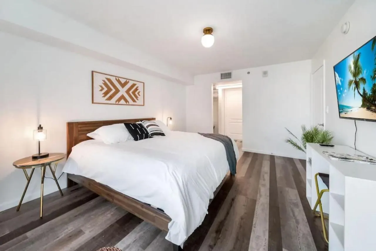 Holiday home Penthouse W Private Balcony King Bed Parking *