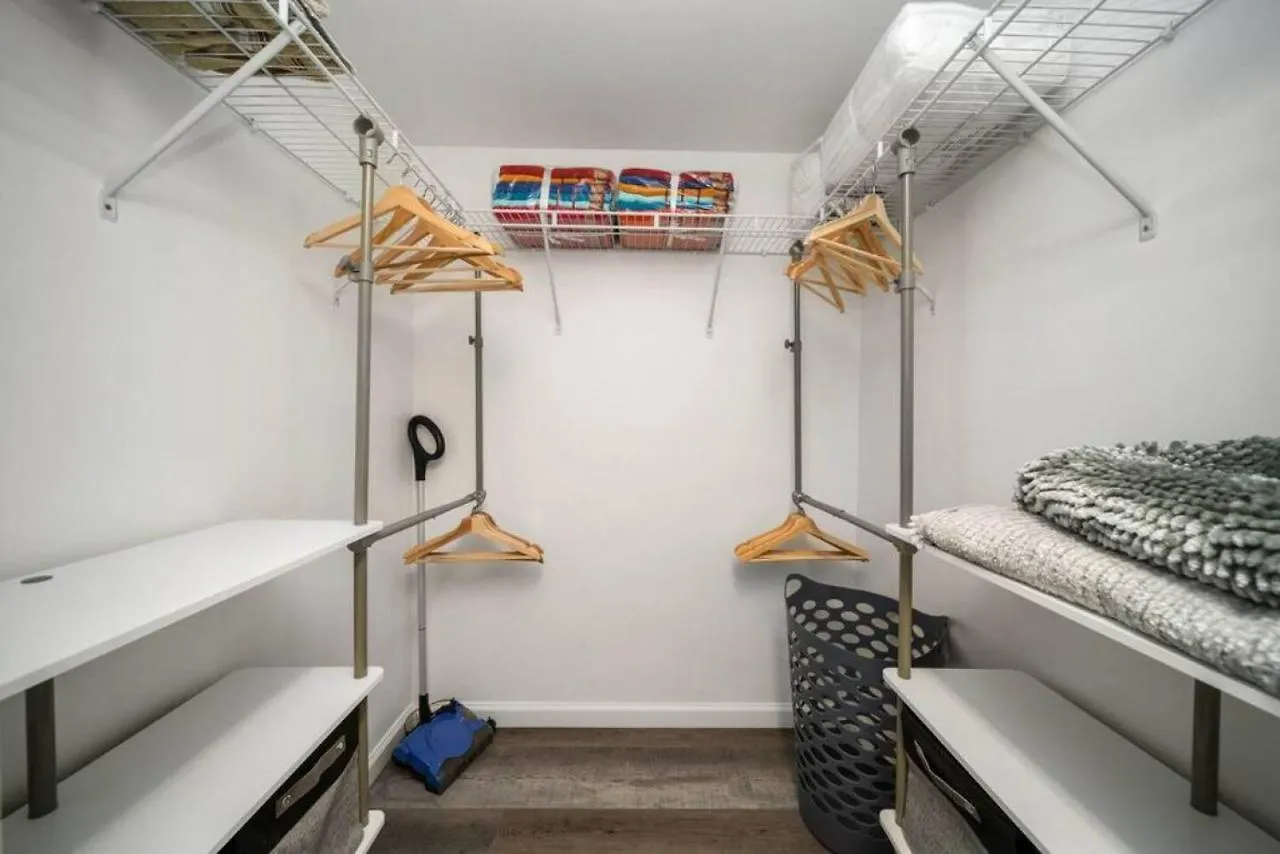 Holiday home Penthouse W Private Balcony King Bed Parking *