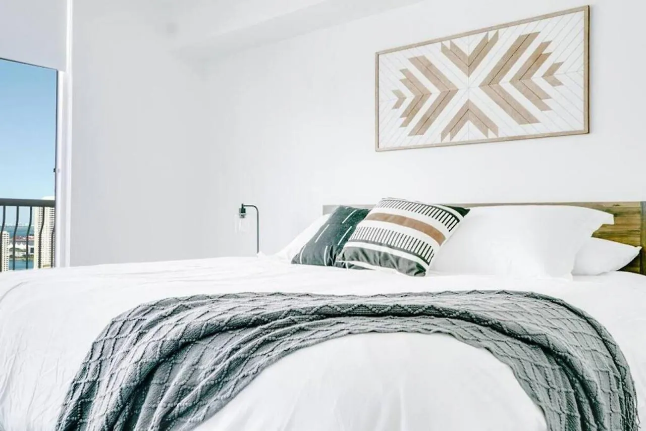 Penthouse W Private Balcony King Bed Parking Holiday home *