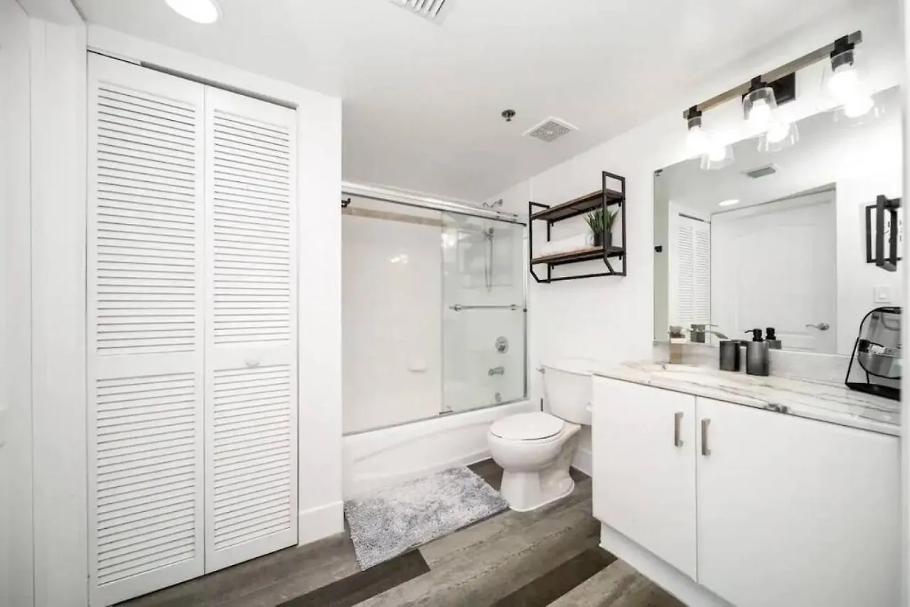 Holiday home Penthouse W Private Balcony King Bed Parking