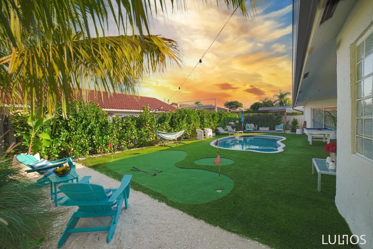 Holiday home Breezy Oasis With Pooltable, Heated Pool, Golf & Gazeebo L29