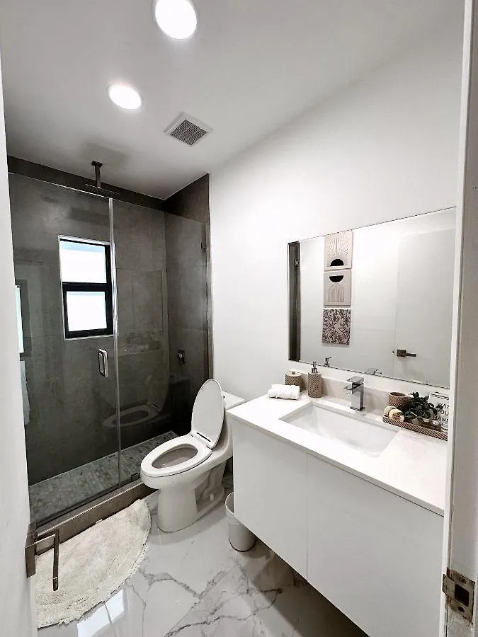 New Comfy And Modern House Near Airport Μαϊάμι